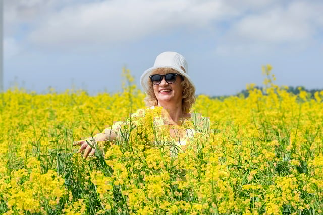 femme mure nature fleur jaune
