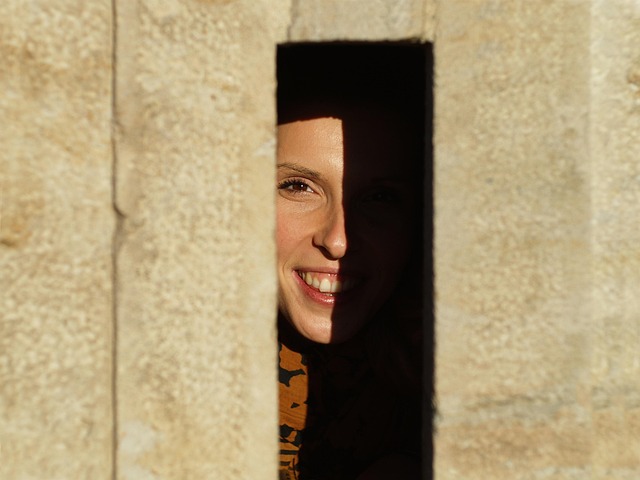femme souriante fenetre